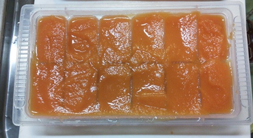 ニンジン氷の作り方：製氷皿で凍らせ完成。