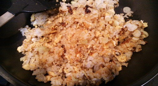 シンプルチャーハン：焼き飯にねぎを混ぜ最後に、塩・胡椒で味の調整をする。