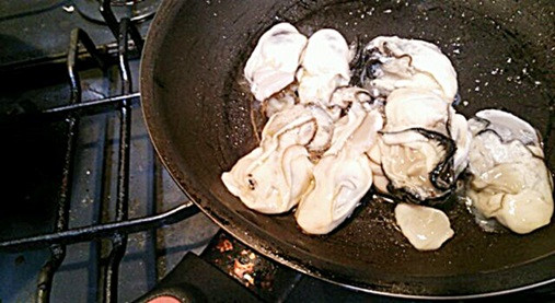 牡蠣をオリーブオイルを熱したフライパンで炒める。