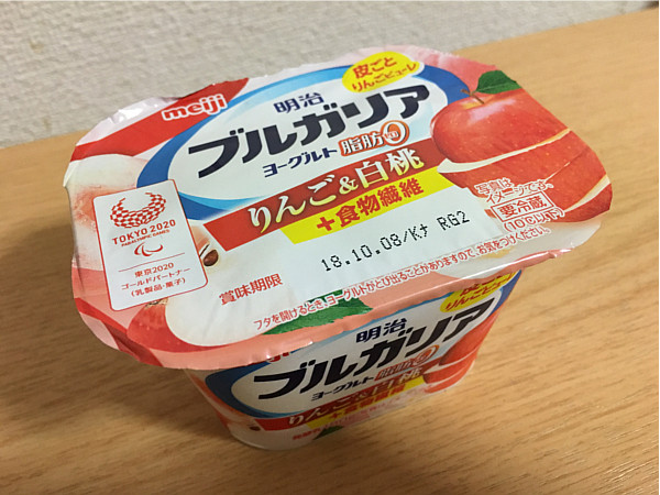 明治ブルガリアヨーグルトりんご&白桃←のど越しの良いヨーグルトです!2