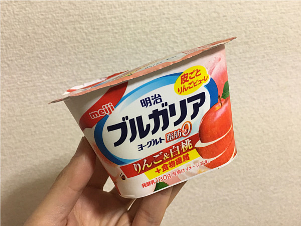 明治ブルガリアヨーグルトりんご&白桃←のど越しの良いヨーグルトです!