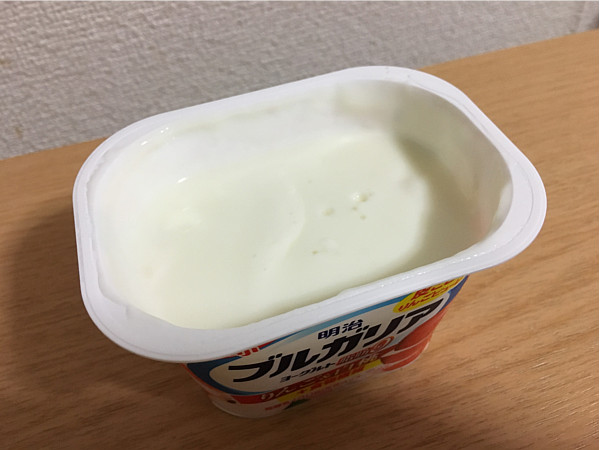 明治ブルガリアヨーグルトりんご&白桃←のど越しの良いヨーグルトです!4