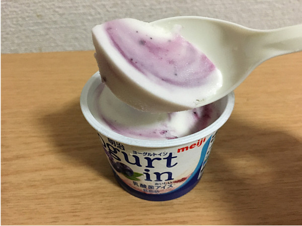 明治ヨーグルトinアイス(ブルーベリー)←ヒンヤリ甘酸っぱくて最高です！6