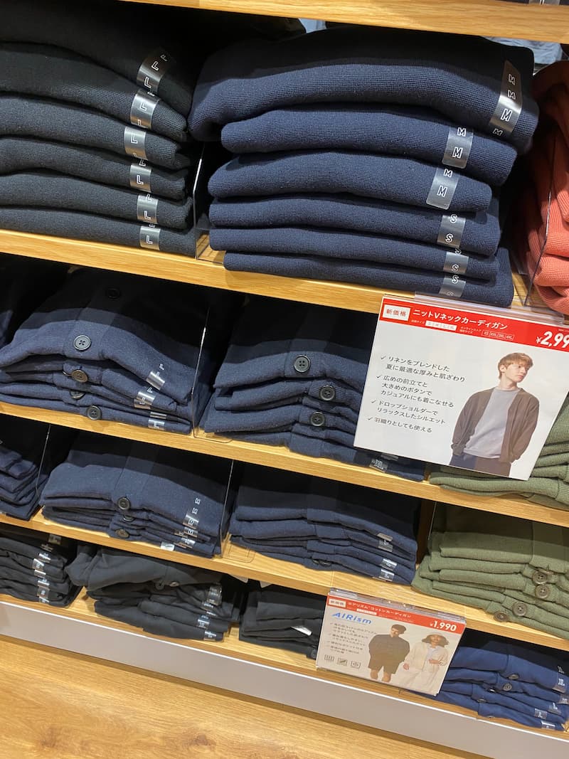 UNIQLOニットVネックカーディガン-店内写真