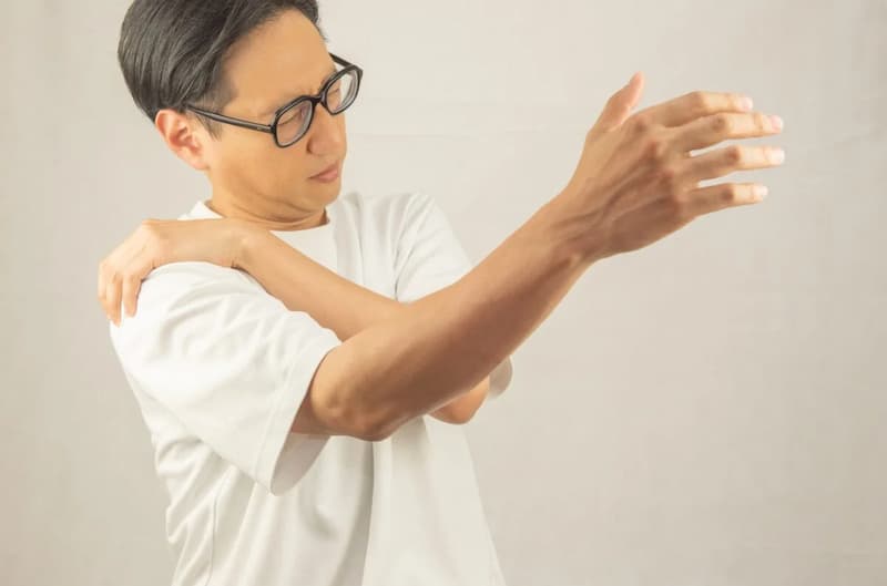 写真AC:肩を痛めたイメージ