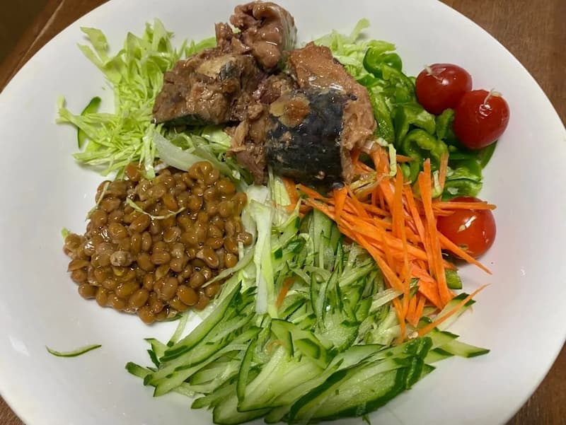 生野菜、納豆、サバ缶-写真