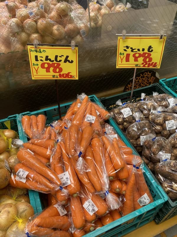 八百屋-にんじん、さといも外売りセール写真