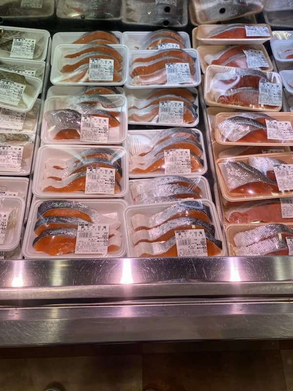 大きい八百屋さんの鮮魚売り場：鮭-写真