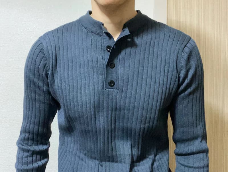 Amazon購入:ヘンリーネックニット(グレー)-写真