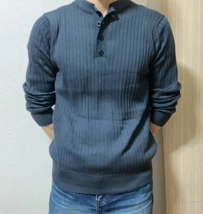 Amazon購入:ヘンリーネックニット(グレー)-写真②