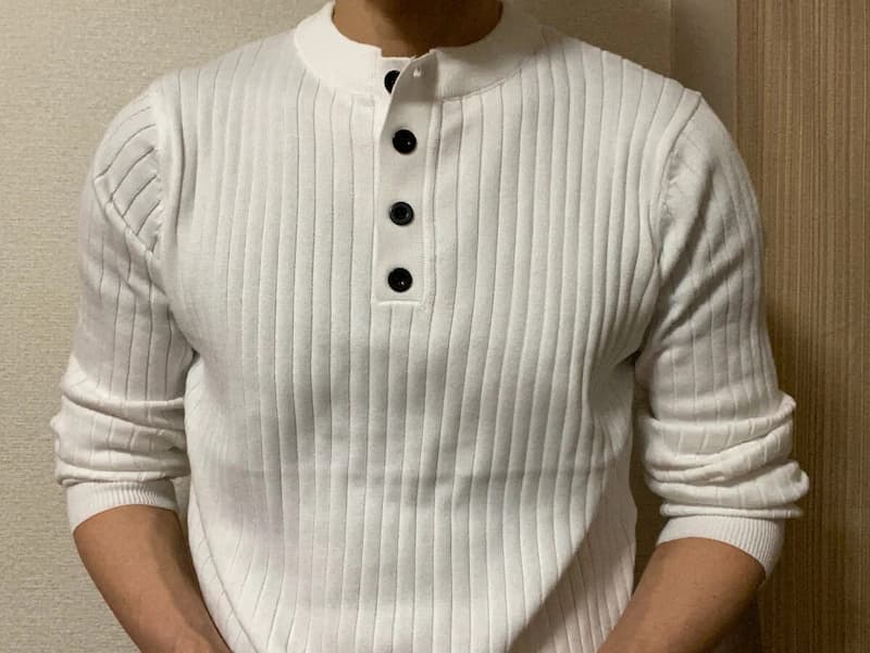 Amazon購入:ヘンリーネックニット(白)-写真