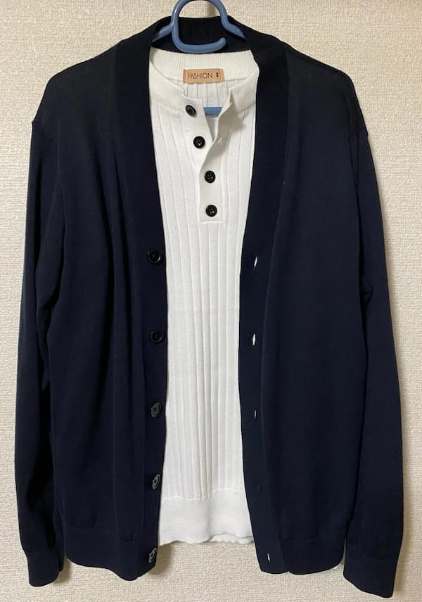 UNIQLOカーディガンとヘンリーネックニット写真