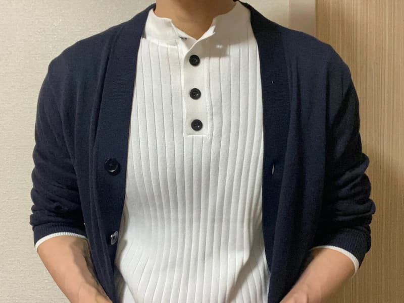 UNIQLOカーディガン胸と血管が盛れる-写真1