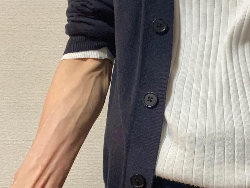 UNIQLOカーディガン胸と血管が盛れる-写真2