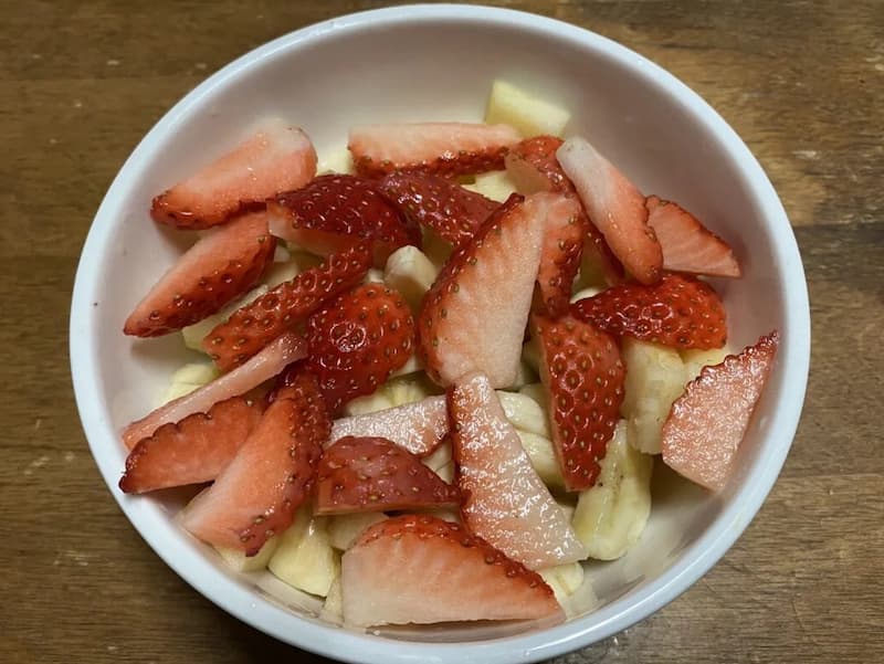 苺・バナナ・りんごのフルーツヨーグルト写真-1