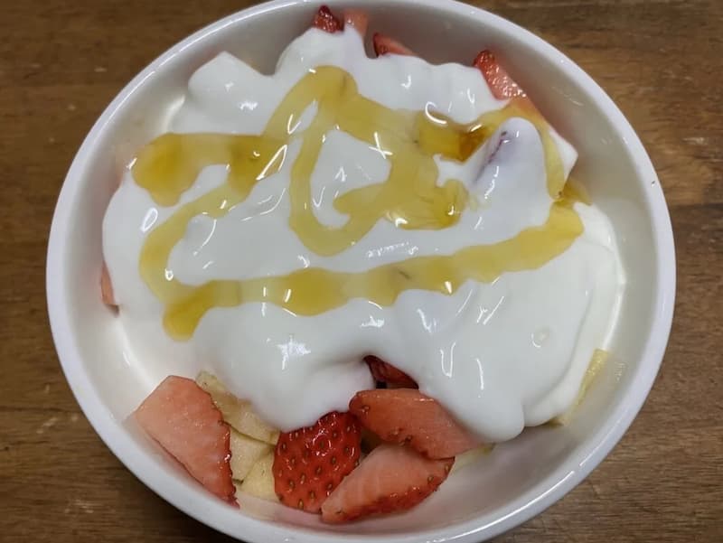 苺・バナナ・りんごのフルーツヨーグルト写真-2