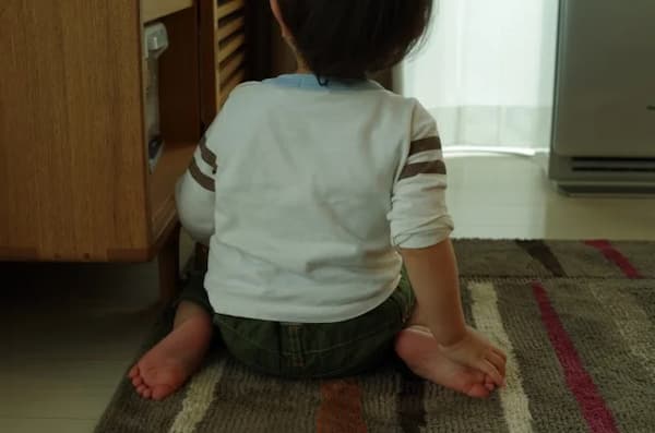 写真AC-女の子座り・ぺたんこ座りイメージ